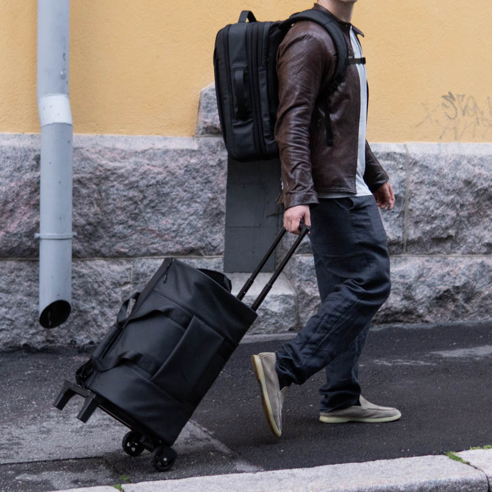 Weekender Bag rolling on the Trolley Kit